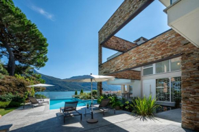 Villa koi una terrazza sul lago